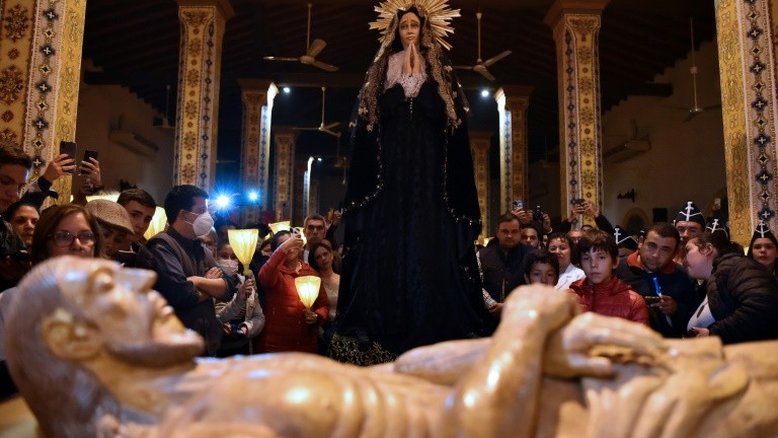 Milhares de velas no Paraguai iluminam o caminho entre a Virgem e o Cristo