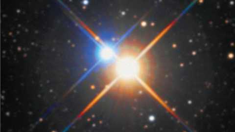Izar é uma estrela dupla - o brilho que vemos dela é resultado da interação de duas estrelas – e está localizada a 300 anos-luz de distância, na Constelação de Bootes. Ela é tão brilhante que pode ser vista a olho nu a partir da Terra. No entanto, para ver cada estrela individualmente, você precisará de um telescópio poderoso. Bootes é a 13ª maior constelação em tamanho e abriga Alpha Boötis (a quarta estrela mais brilhante do céu noturno) e três chuvas de meteoros