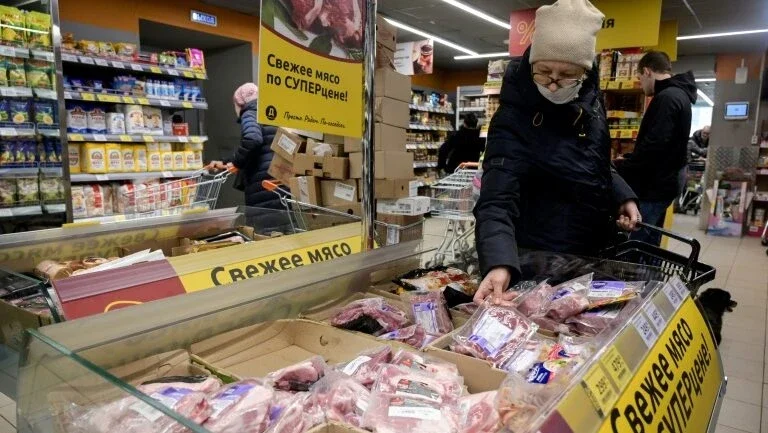 Economia russa começa a rachar com peso de sanções