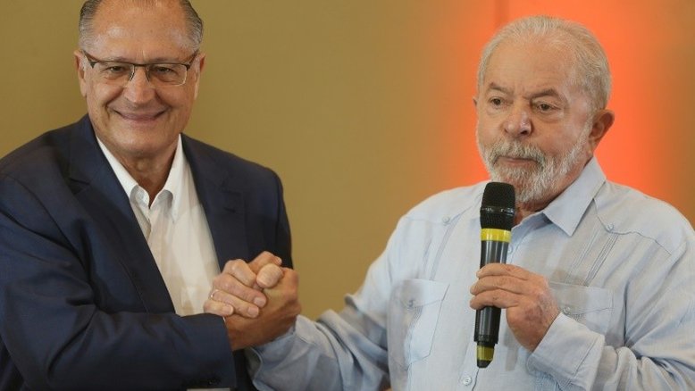 Ex-presidente Luiz Inacio Lula da Silva (D) e o ex-goverador de São Paulo Geraldo Alckmin durante uma reunião de partidos em São Paulo, em 8 de abril de 2022 - AFP
