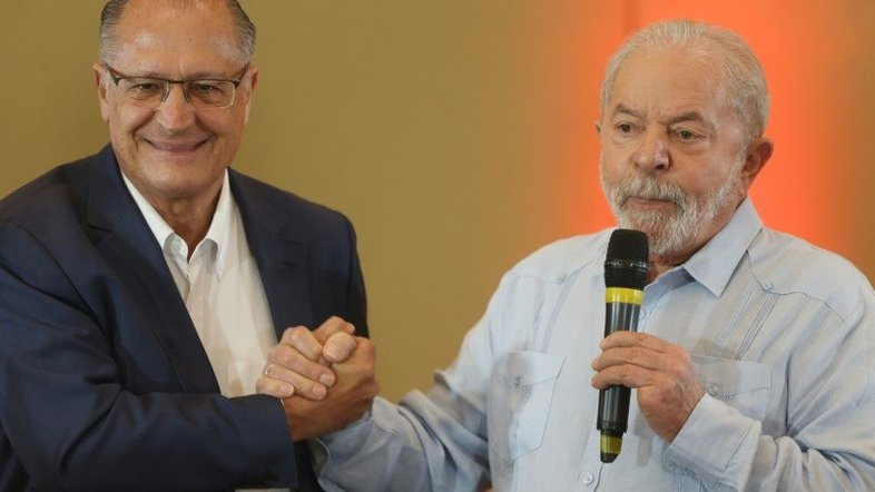 Ex-presidente Luiz Inacio Lula da Silva (D) e o ex-goverador de São Paulo Geraldo Alckmin durante uma reunião de partidos em São Paulo, em 8 de abril de 2022 - AFP