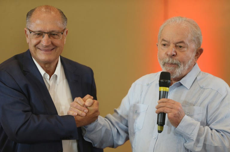 Ex-presidente Luiz Inacio Lula da Silva (D) e o ex-goverador de São Paulo Geraldo Alckmin durante uma reunião de partidos em São Paulo, em 8 de abril de 2022 - AFP