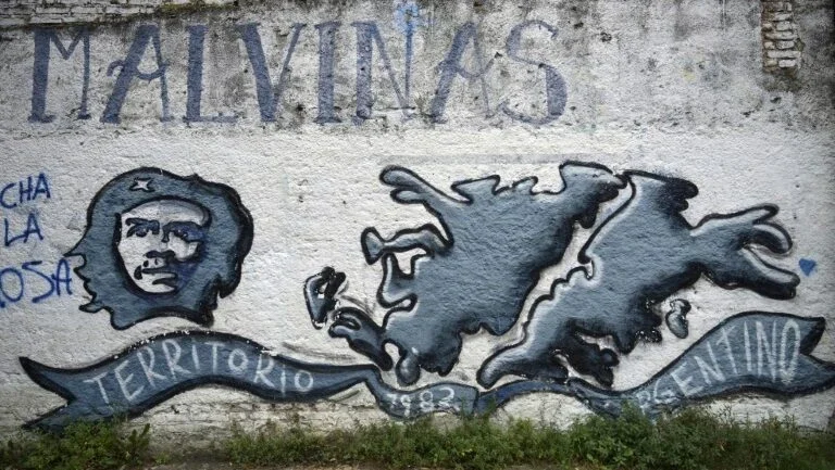 Ex-combatentes argentinos homenageiam mortos na guerra das Malvinas, 40 anos depois