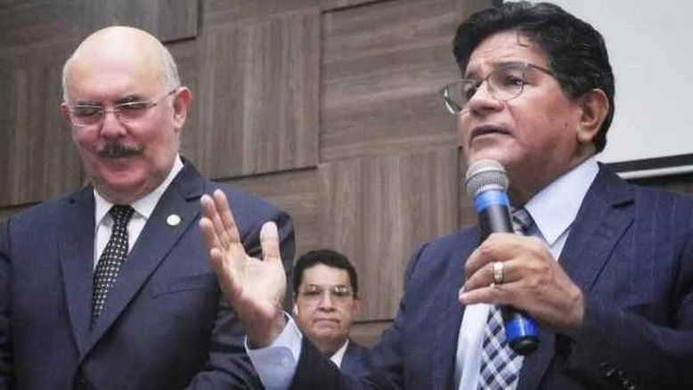 Os pastores Arilton Moura (ao fundo) e Gilmar Santos (à dir.) com o ex-ministro da Educação Milton Ribeiro (à esq.)