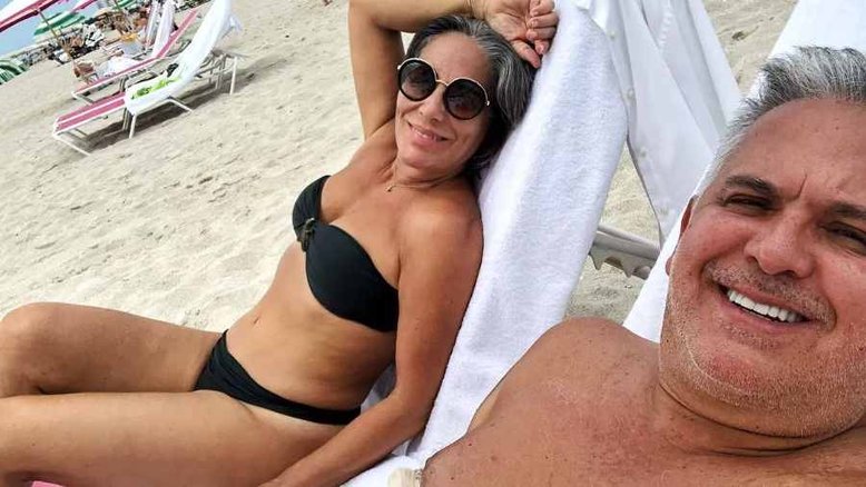 Glória Pires curte praia com Orlando: 'Amor, Sol e mar'