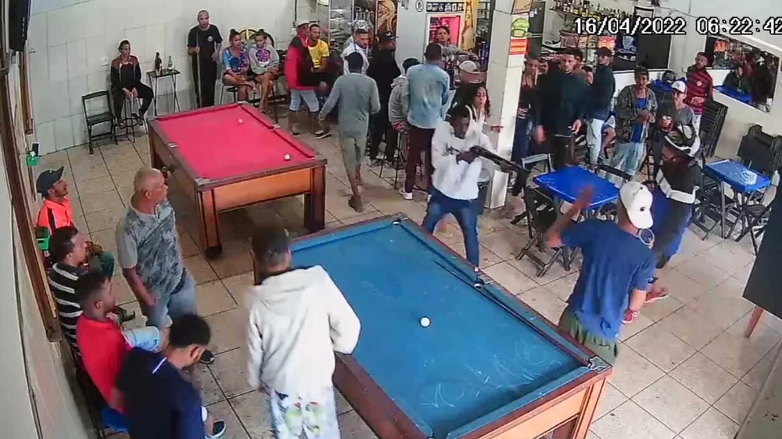 VÍDEO - Homens perdem jogo de sinuca em bar, voltam armados e provocam  enorme tragédia