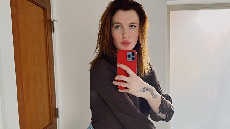 Modelo Ireland Baldwin faz desabafo: ‘Passei anos morrendo de fome e vomitando’