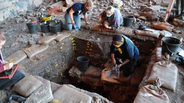 Escavações arqueológicas em Ga-Mohana Hill North Rockshelter, onde as primeiras evidências de comportamentos complexos do Homo sapiens foram recuperadas.