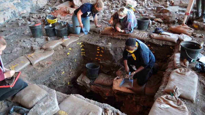 Escavações arqueológicas em Ga-Mohana Hill North Rockshelter, onde as primeiras evidências de comportamentos complexos do Homo sapiens foram recuperadas.