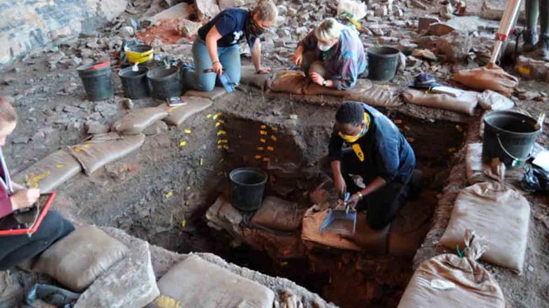 Escavações arqueológicas em Ga-Mohana Hill North Rockshelter, onde as primeiras evidências de comportamentos complexos do Homo sapiens foram recuperadas.