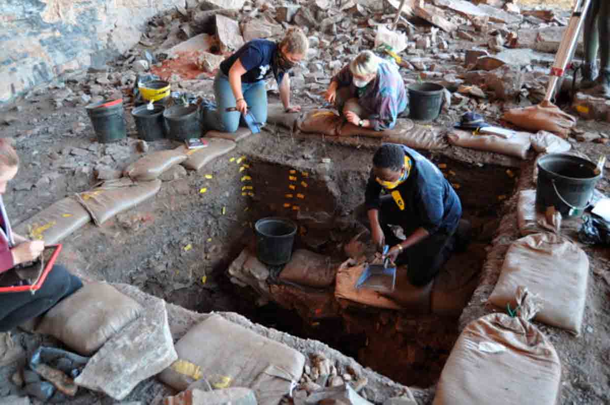 Escavações arqueológicas em Ga-Mohana Hill North Rockshelter, onde as primeiras evidências de comportamentos complexos do Homo sapiens foram recuperadas.