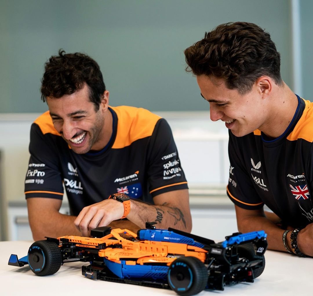 Pilotos da Mclaren experimentam carro de F1 feito de Lego em tamanho real