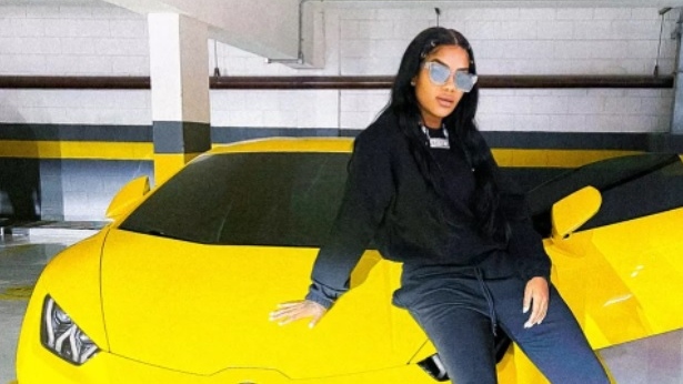 Ludmilla posa ao lado de Lamborghini avaliada em R$ 3 milhões: 'Foguete'