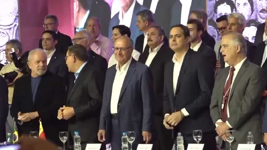 Alckmin ouve e aplaude hino 'Internacional Socialista' em evento do PSB ao lado de Lula