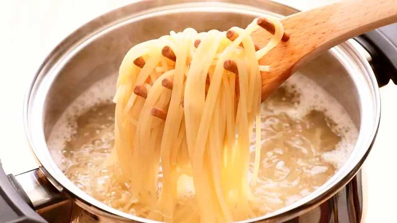 Dica de chef: use a água do macarrão para preparar outras receitas (Foto: iStock)