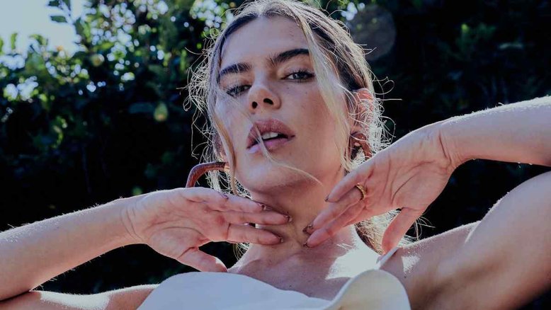 Mariana Goldfarb encanta seguidores com look de flor gigante e biquíni sensual