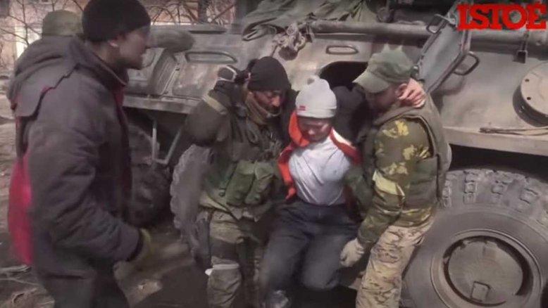 Militares russos e rebeldes evacuam hospital de Mariupol