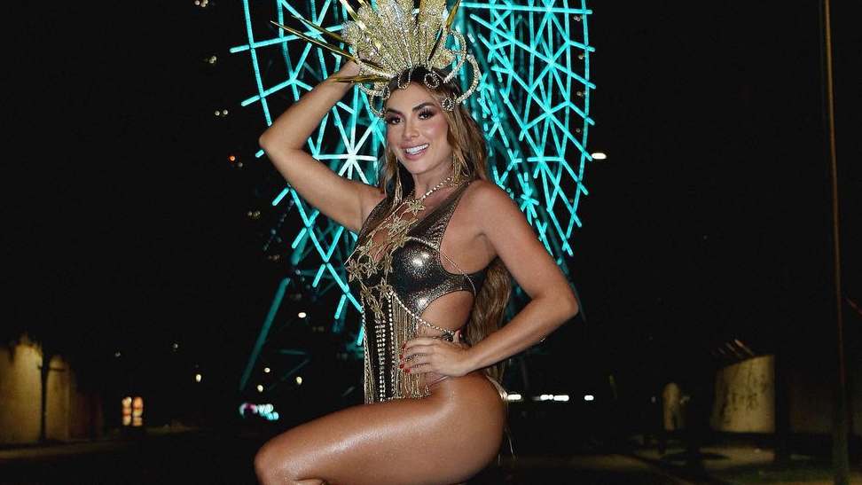 Nicole Bahls mostra bumbum em modelito de Carnaval