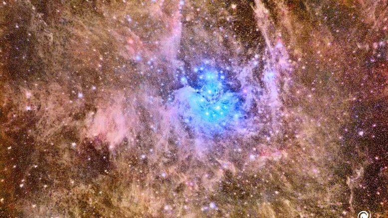 As Plêiades são o aglomerado aberto mais brilhante de estrelas no céu da Terra e podem ser vistas de quase qualquer local a olho nu. Acredita-se que a jovem nuvem de poeira faz parte do Cinturão de Gould, um anel incomum de formação de estrelas jovens ao redor do Sol na Via Láctea. Nos últimos 100 mil anos, parte do Cinturão de Gould está se movendo pelas Plêiades mais antigas, causando uma forte reação entre estrelas e poeira. A pressão da luz das estrelas repele significativamente a poeira na nebulosa de reflexão azul circundante, com partículas de poeira menores sendo repelidas com mais força. Um resultado de curto prazo é que partes da nuvem de poeira se tornaram filamentosas e estratificadas