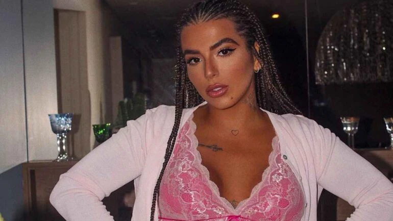 Petra Mattar posa com lingerie de renda e deixa seguidores de queixo caído