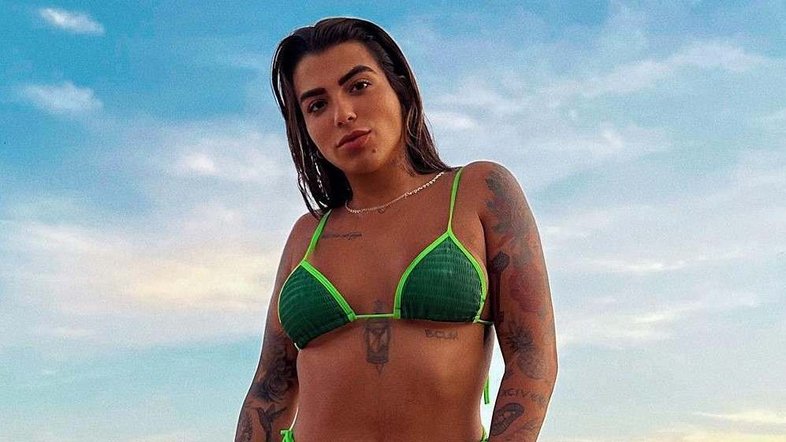 Petra Mattar arranca suspiros em dia de praia com biquíni fio dental no RJ
