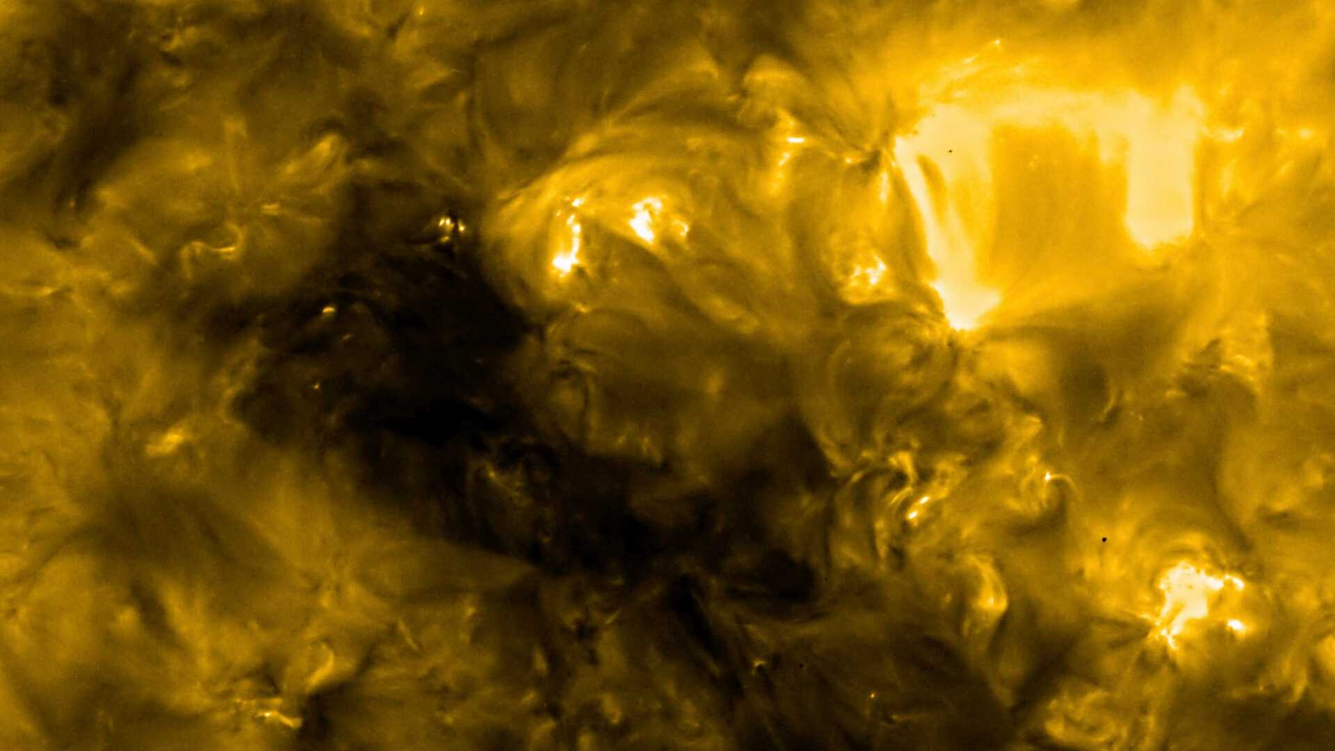 Esta é uma das primeiras imagens de alta resolução feitas pela sonda Solar Orbiter da ESA, tirada com o telescópio HRIEUV. A foto revela a atmosfera superior do Sol, a coroa, com uma temperatura de cerca de 1 milhão de graus. O Solar Orbiter é uma missão espacial de colaboração internacional entre a ESA e a Nasa
