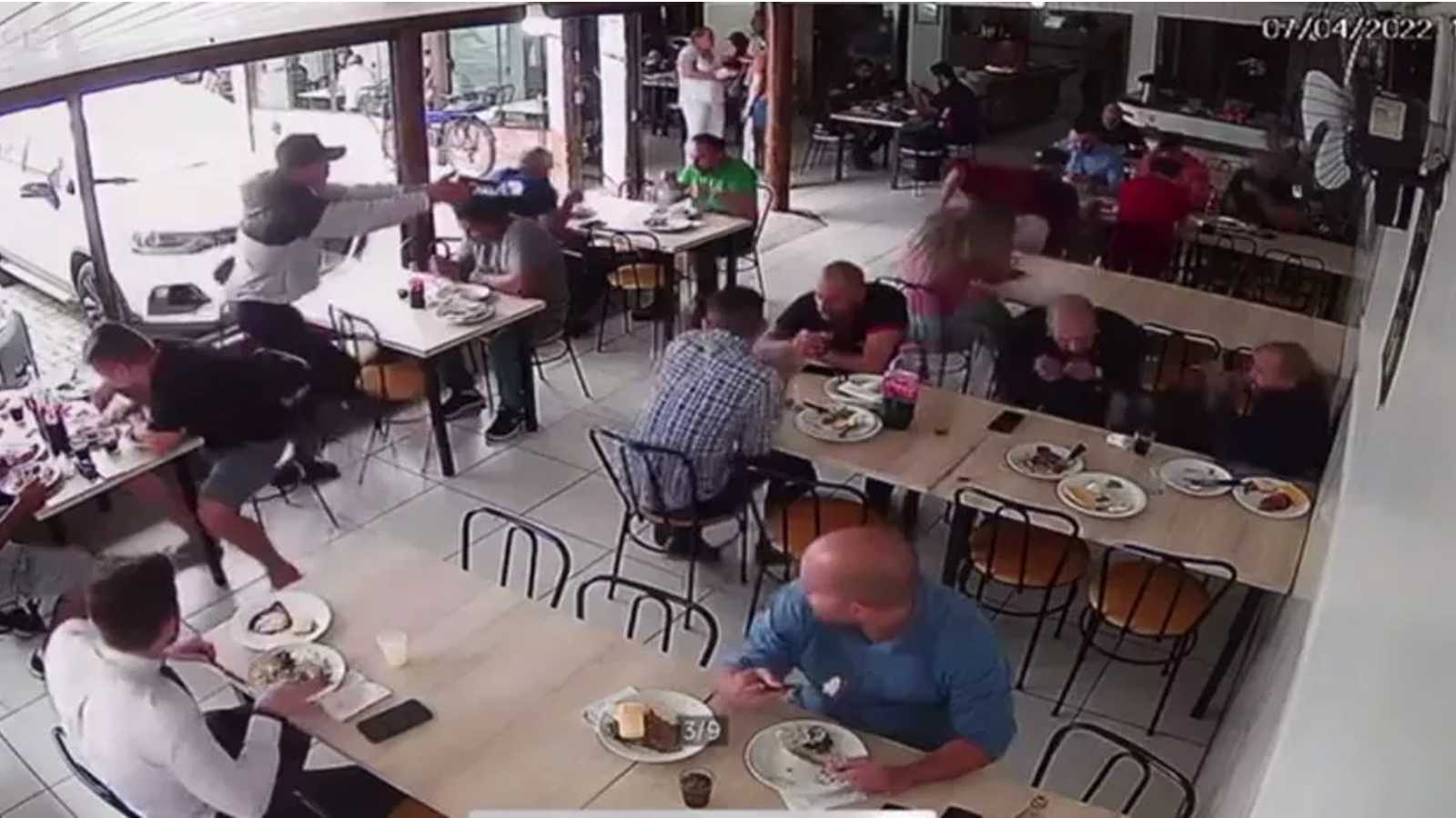 Vídeo: Homens trocam tiros dentro de restaurante em PR