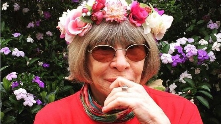 Em autobiografia, Rita Lee lamenta vício em cigarro: 'Fumava três maços e meio'
