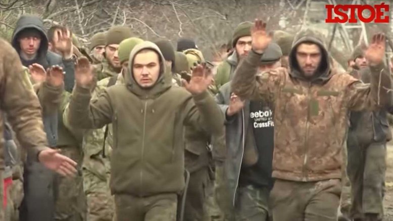 Russos mostram ucranianos se rendendo em Mariupol