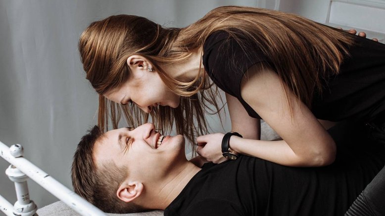 homem e mulher em uma cama, sexo anal