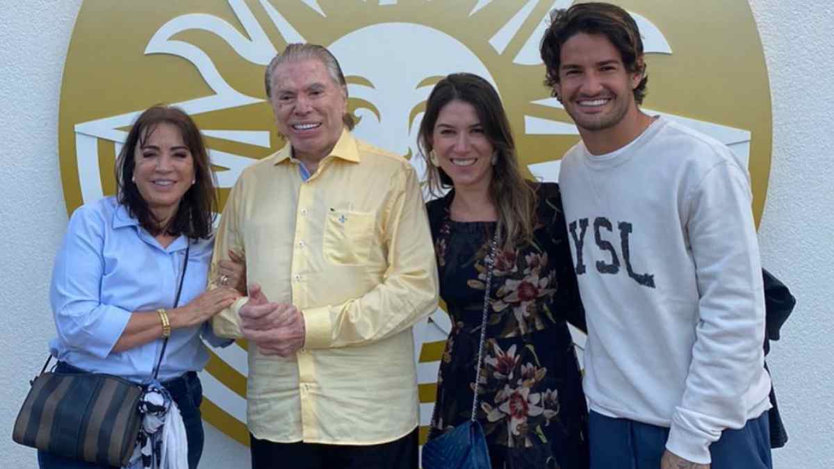 Alexandre Pato posa com o sogro, Silvio Santos, em visita ao Cirque du Soleil