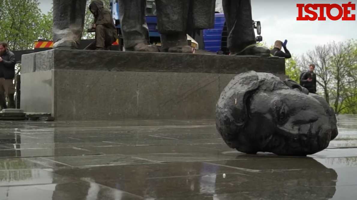 Ucranianos derrubam monumento que representava amizade com Rússia