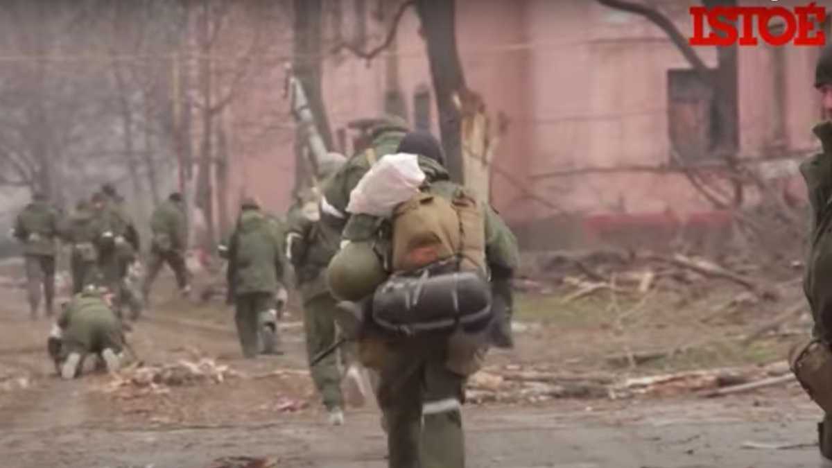 Unidades da milícia de Donetsk avançam pela margem esquerda de Mariupol