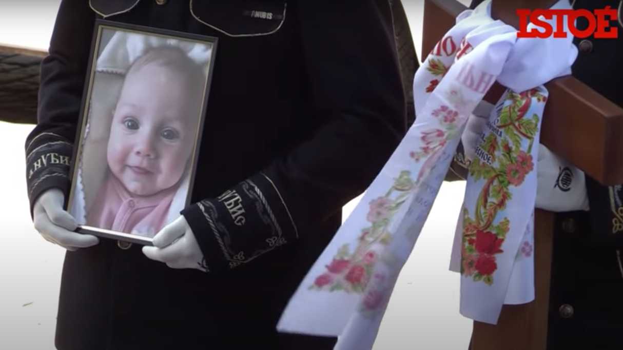 Velório reúne bebê, mãe e avó mortas durante bombardeio em Odessa