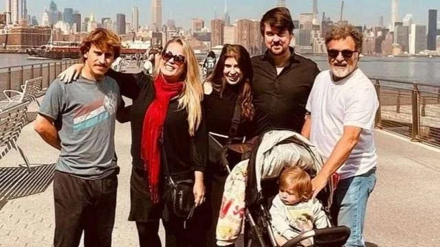 Marcos Frota conhece neta em reencontro com filhos nos EUA