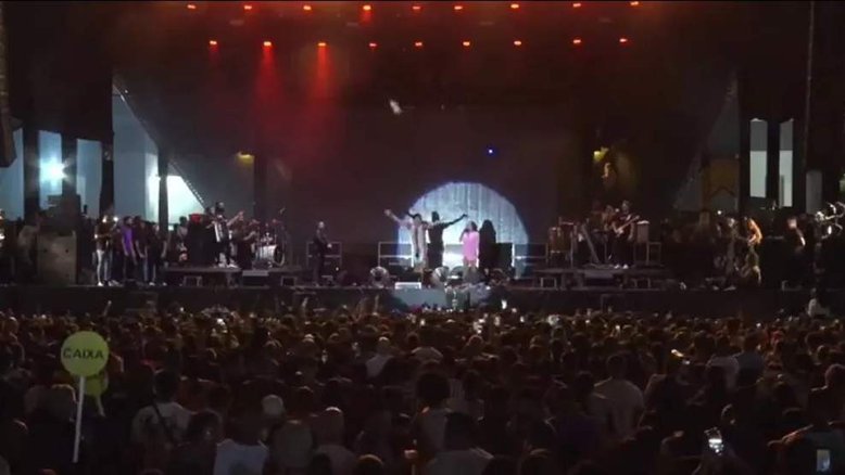 Homenagem de fã para Paulinha Abelha dá errado e pomba cai no público