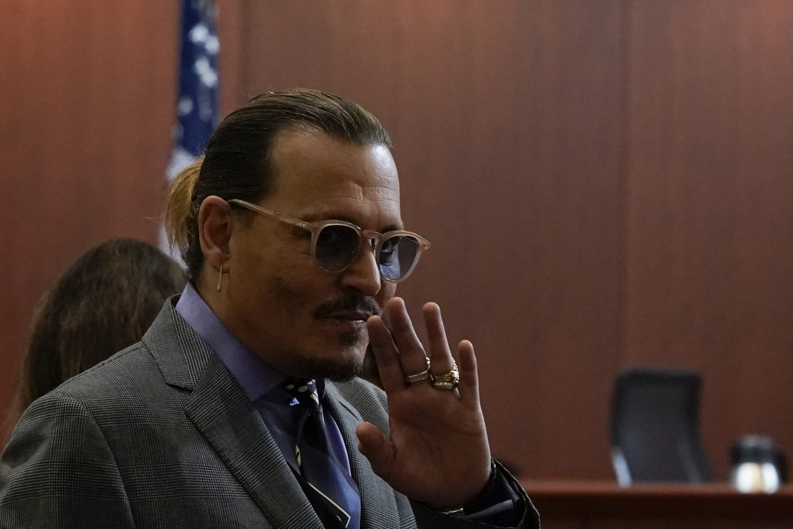 Disputa judicial entre Depp e Heard tem acusações de fezes na cama, violência sexual com garrafa e Elon Musk 9 Disputa judicial entre Depp e Heard tem acusações de fezes na cama, violência sexual com garrafa e Elon Musk
