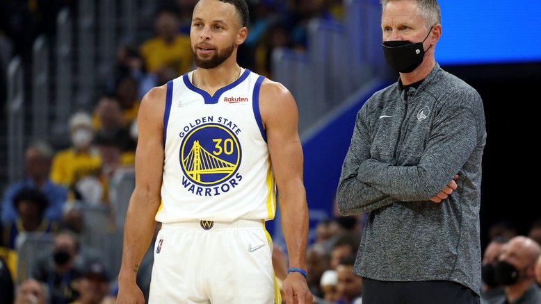 SAN FRANCISCO, CALIFORNIA - MAY 20: Head coach Steve Kerr and Stephen Curry #30 of the Golden State Warriors look on during the first quarter against the Dallas Mavericks in Game Two of the 2022 NBA Playoffs Western Conference Finals at Chase Center on May 20, 2022 in San Francisco, California. NOTE TO USER: User expressly acknowledges and agrees that, by downloading and/or using this photograph, User is consenting to the terms and conditions of the Getty Images License Agreement. Harry How/Getty Images/AFP (Photo by Harry How / GETTY IMAGES NORTH AMERICA / Getty Images via AFP)