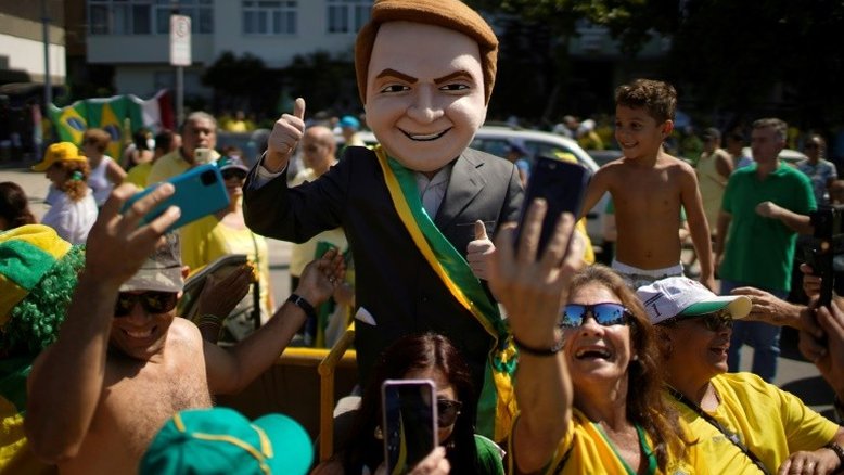 Triste: por Bolsonaro, amigos aceitam corrupção e golpe