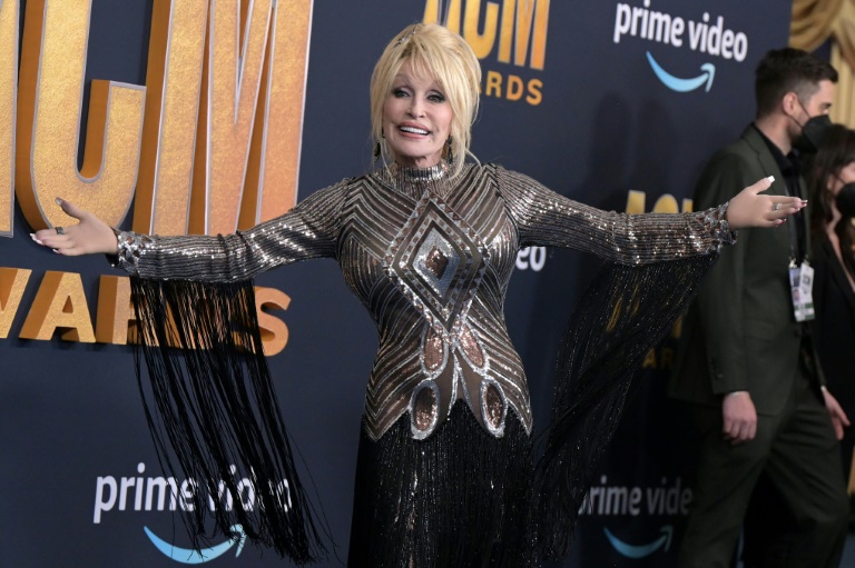 Contra sua vontade, Dolly Parton entra no Hall da Fama do Rock