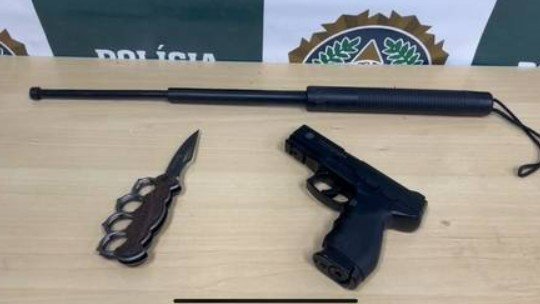 RJ: Homem é preso por torturar namorada com cassetete e soco-inglês durante três dias 4 RJ: Homem é preso por torturar namorada com cassetete e soco-inglês durante três dias