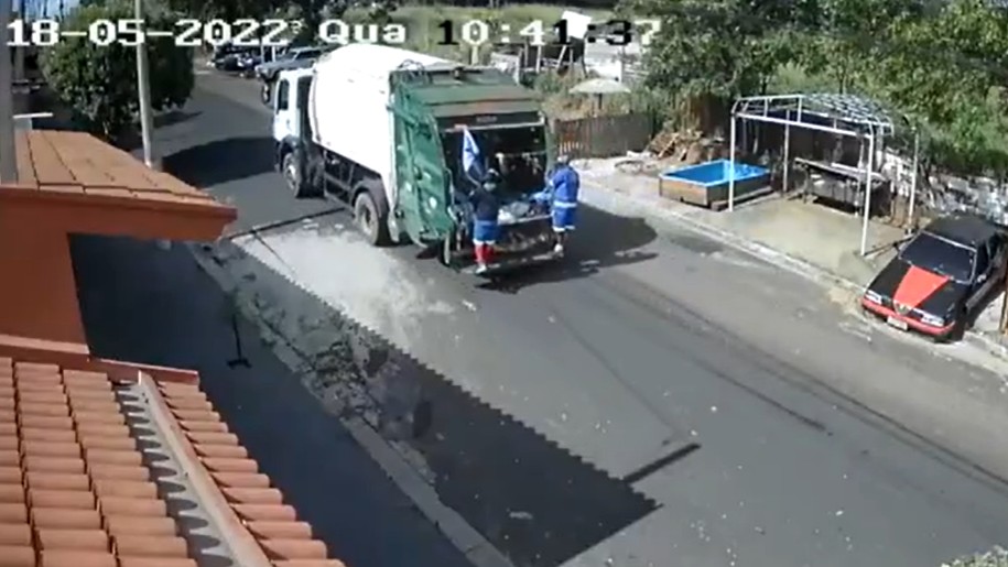 Vídeo: Caminhão de lixo perde controle e destrói entrada de casa