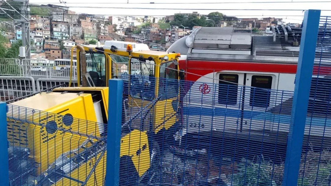 Vídeo: Trens do metrô tombam após batida em caminhão e acidente deixa 6 feridos em Salvador 4 Vídeo: Trens do metrô tombam após batida em caminhão e acidente deixa 6 feridos em Salvador