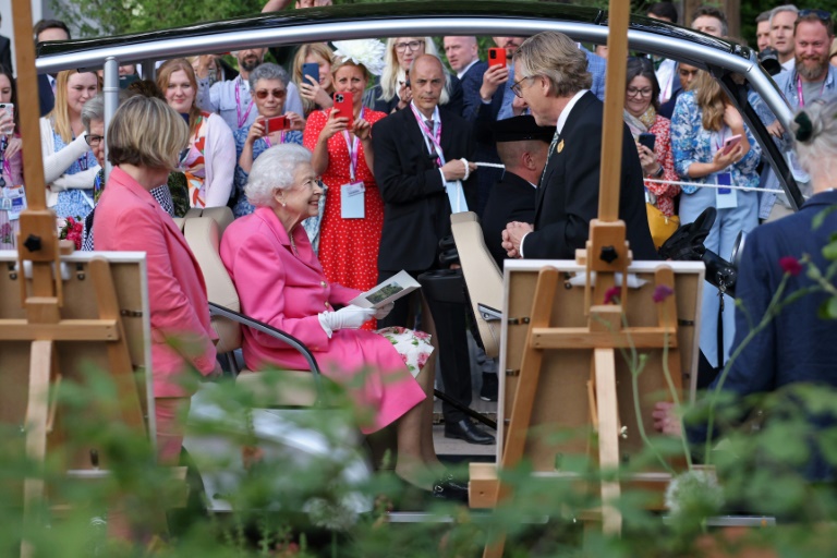 Rainha Elizabeth II visita exposição de flores em Londres