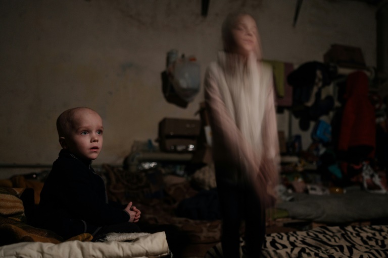 Famílias traumatizadas por bombardeios se recusam a sair da zona de guerra na Ucrânia