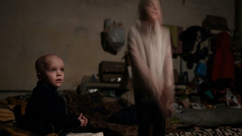 Famílias traumatizadas por bombardeios se recusam a sair da zona de guerra na Ucrânia