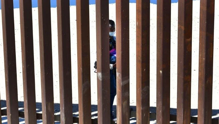 Na fronteira dos EUA, muro aumenta o sofrimento dos migrantes