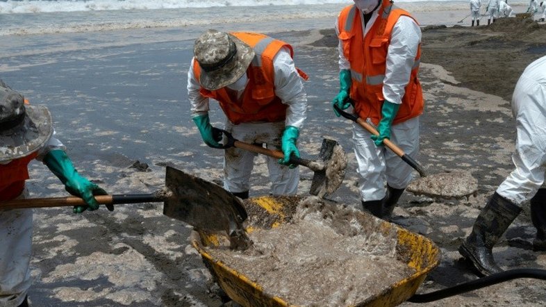 Justiça do Peru pedirá extradição de capitão de navio italiano por vazamento da Repsol