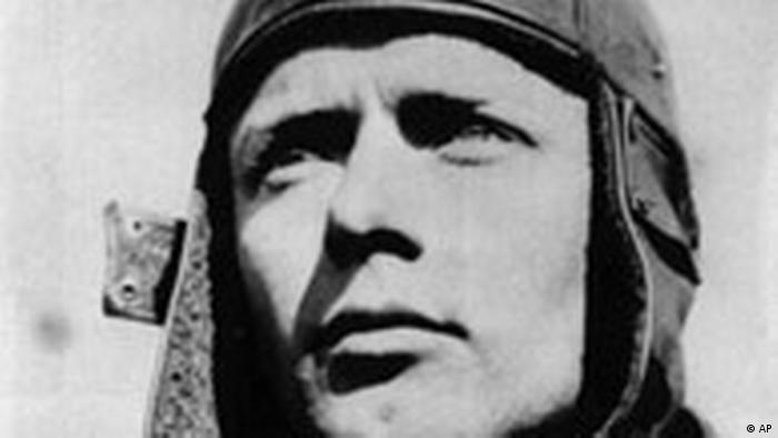 1927: Lindbergh sobrevoa o Atlântico