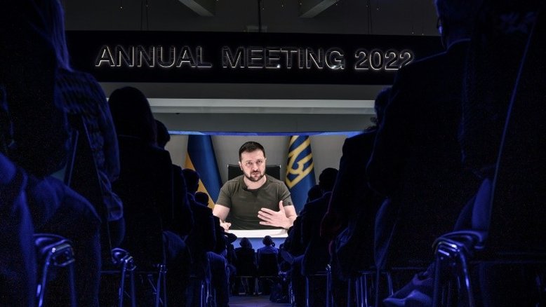 Em Davos, Zelensky pede fim do comércio com a Rússia e mais armas
